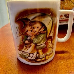 VINTAGE MUG BOY & GIRL  BOTH HOLDING UMBRELLA  JAPAN STONEWARE